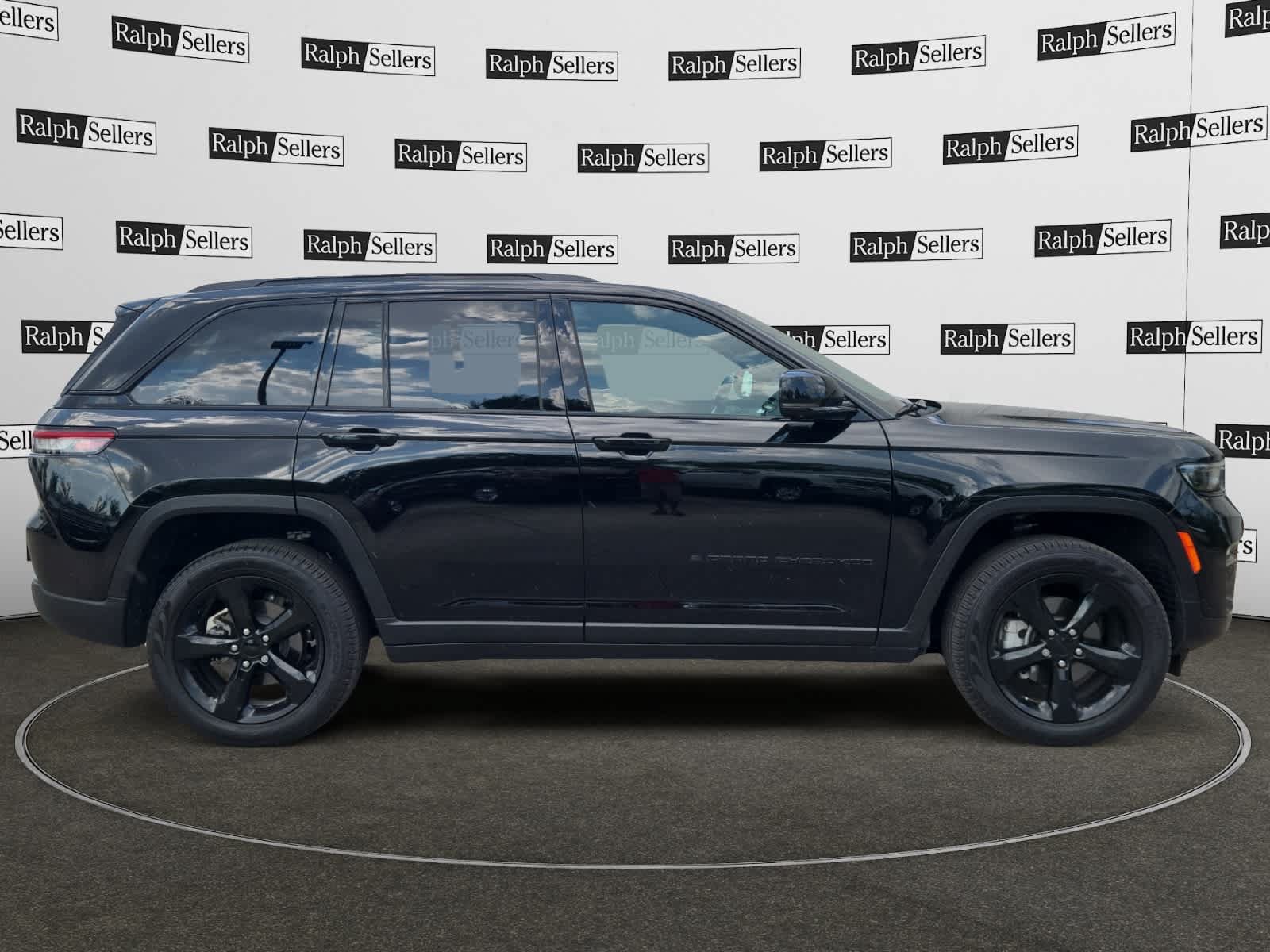 Certified 2025 Jeep Grand Cherokee Limited w/ Luxury Tech Group II RWD image 7