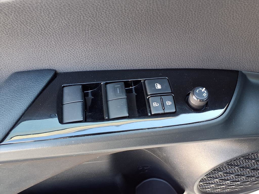 Used 2021 Toyota Prius LE image 21