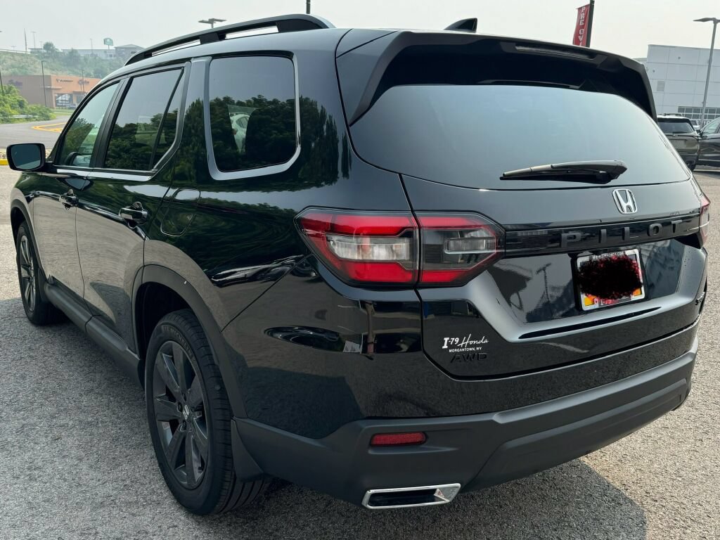 Used 2025 Honda Pilot Sport image 8