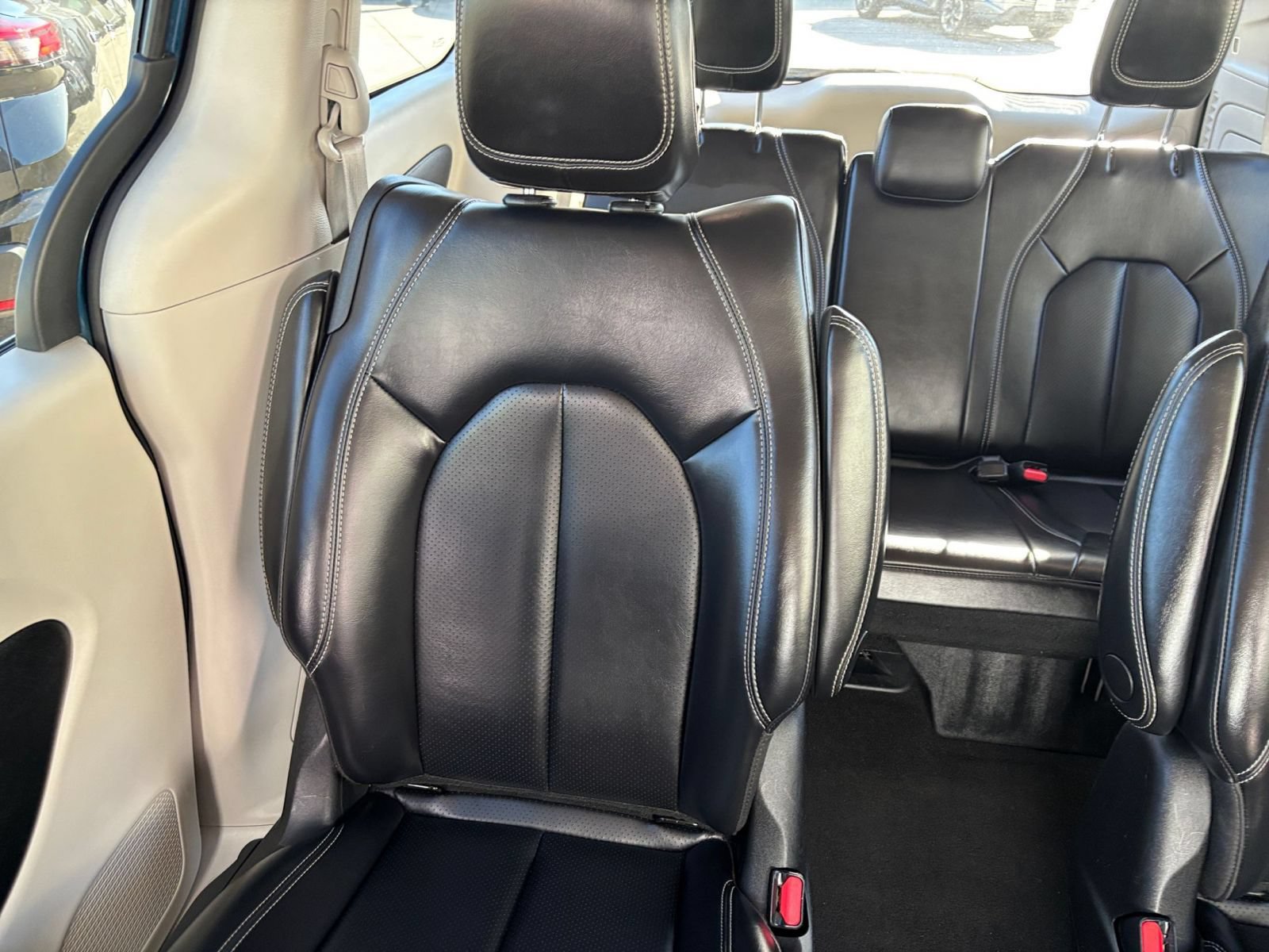 Used 2023 Chrysler Pacifica Touring-L FWD image 43
