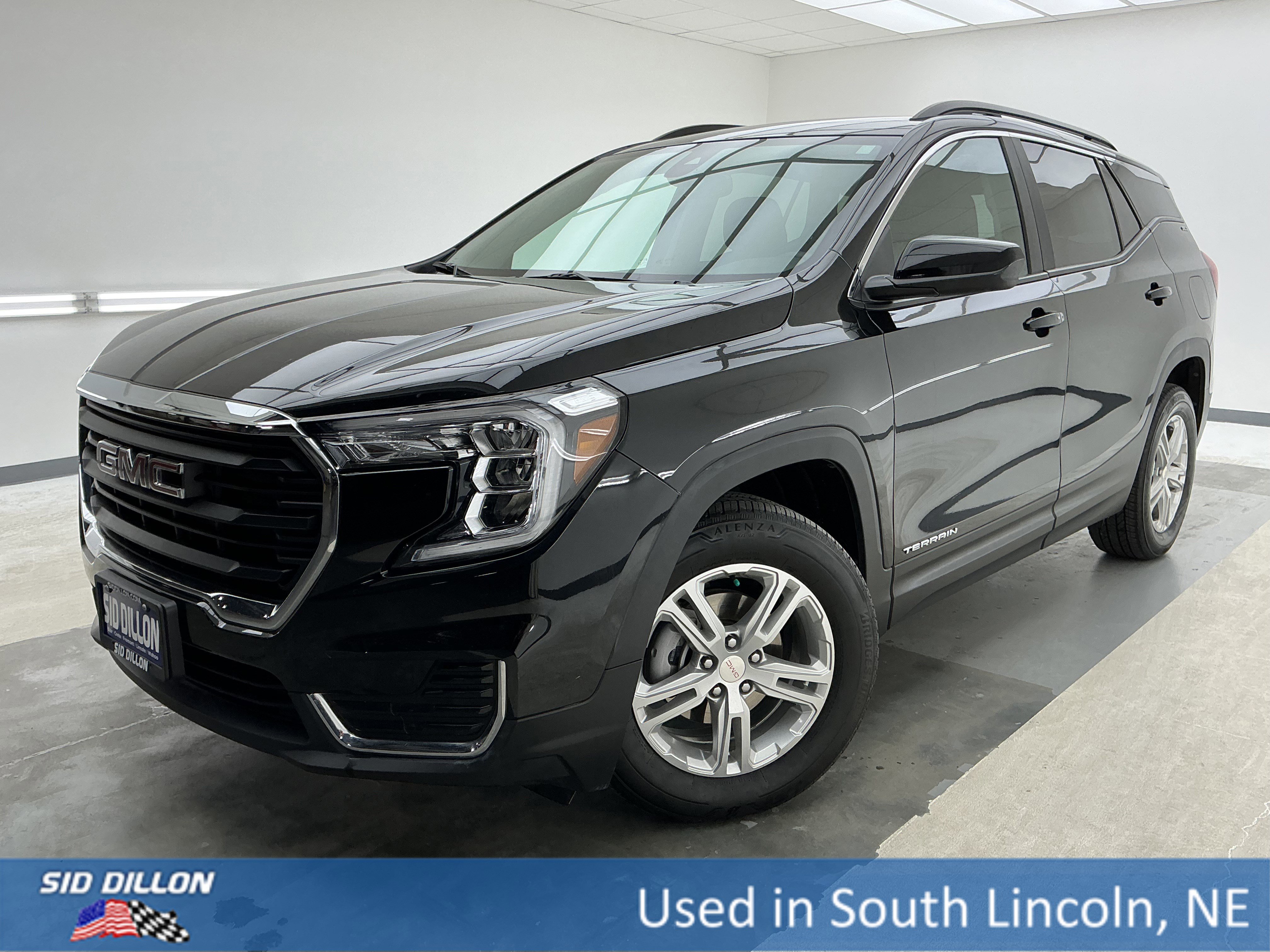 Used 2022 GMC Terrain SLE w/ Driver Convenience Package image 1