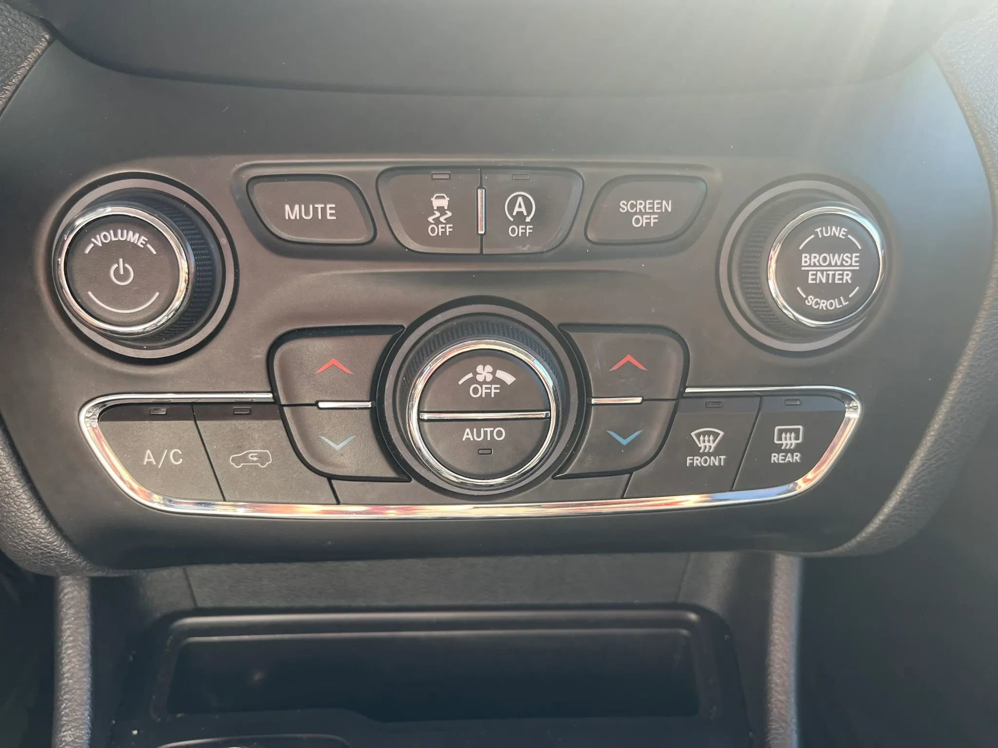 Used 2019 Jeep Cherokee Limited w/ Trailer Tow Group image 25