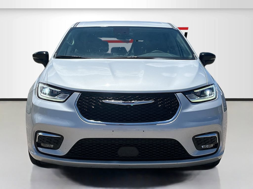 Used 2024 Chrysler Pacifica Touring-L image 2