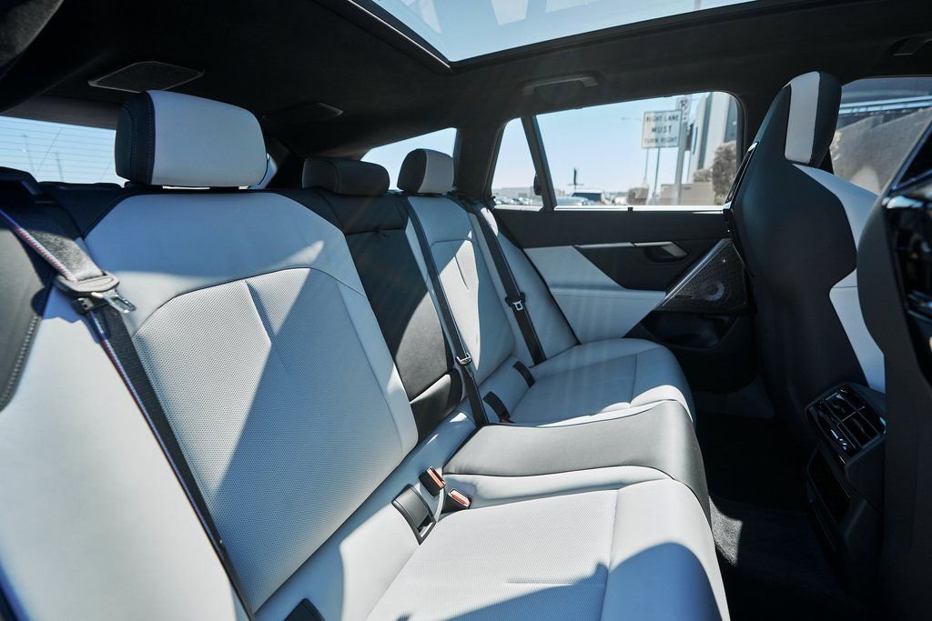 Used 2025 BMW M5 Touring image 40