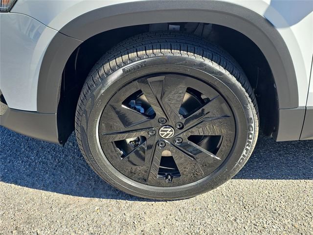 New 2026 Volkswagen Taos SE image 8