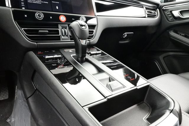 Certified 2025 Porsche Macan AWD/4WD image 11
