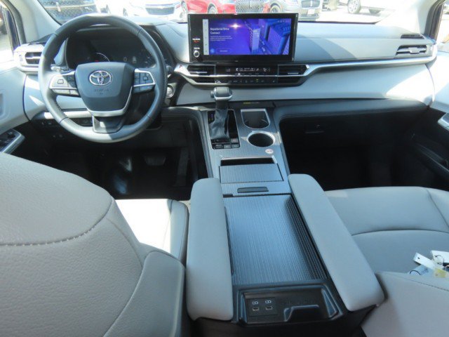 Used 2025 Toyota Sienna XLE FWD image 22