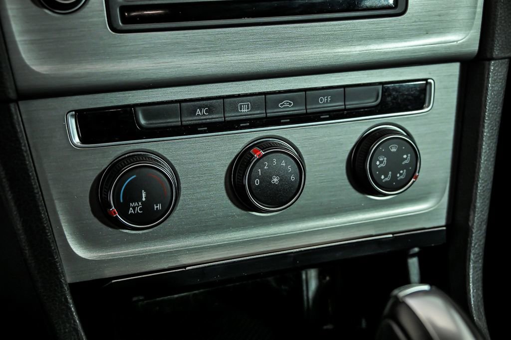 Used 2016 Volkswagen Golf S image 21