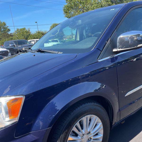 Used 2015 Chrysler Town & Country Limited FWD image 2