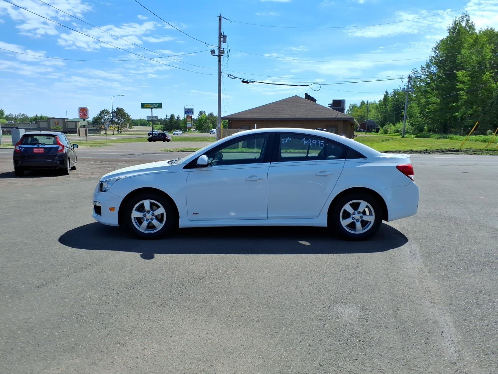 Used 2016 Chevrolet Cruze LT FWD image 2