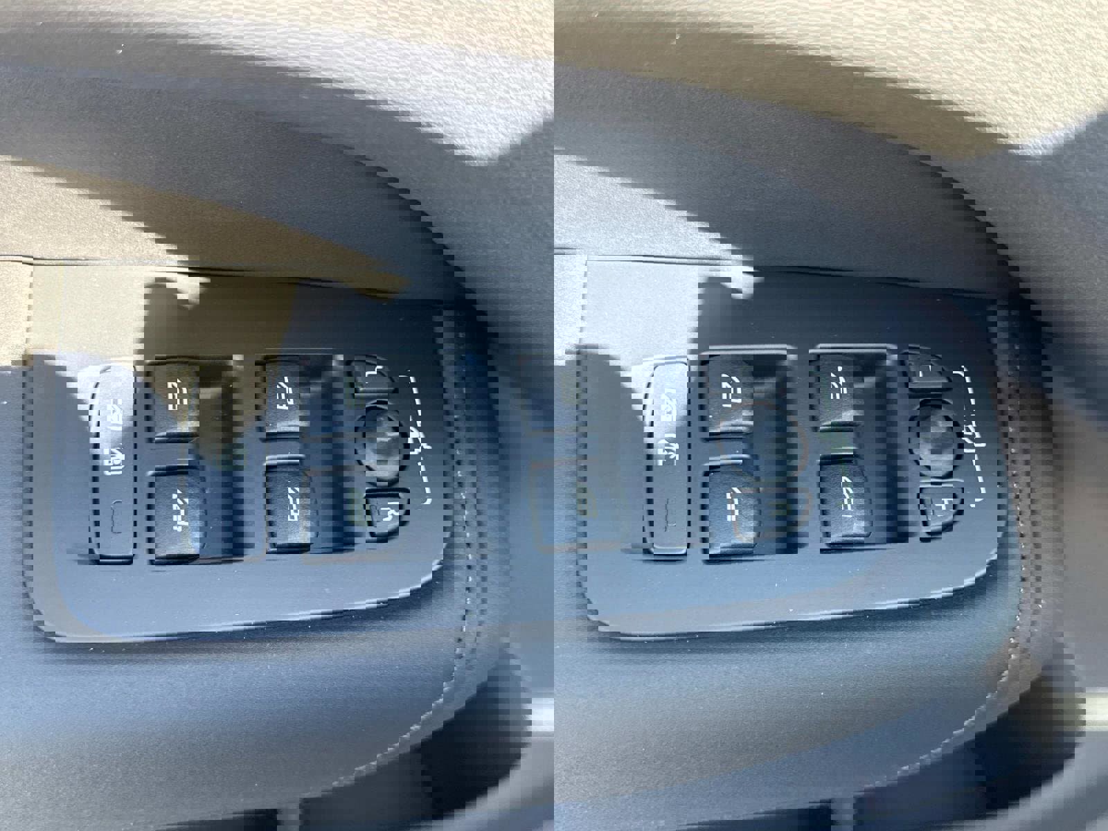 New 2026 Volvo XC60 B5 Plus w/ Climate Package image 17