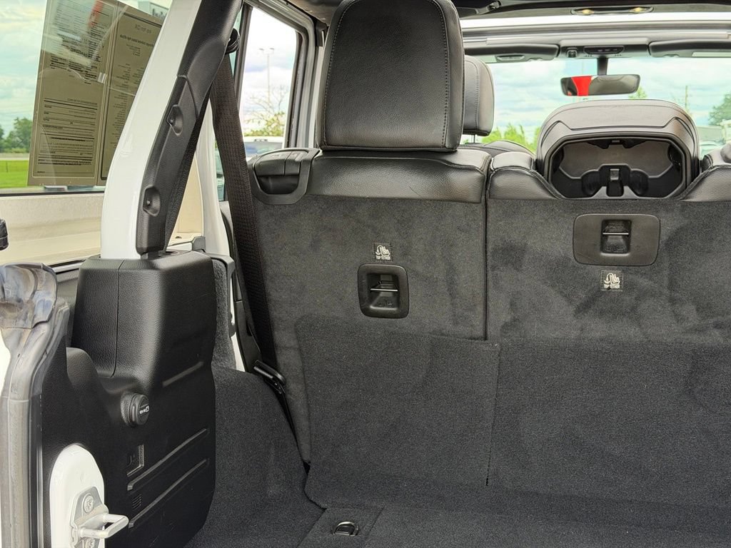 Used 2022 Jeep Wrangler Unlimited Sahara AWD/4WD image 34