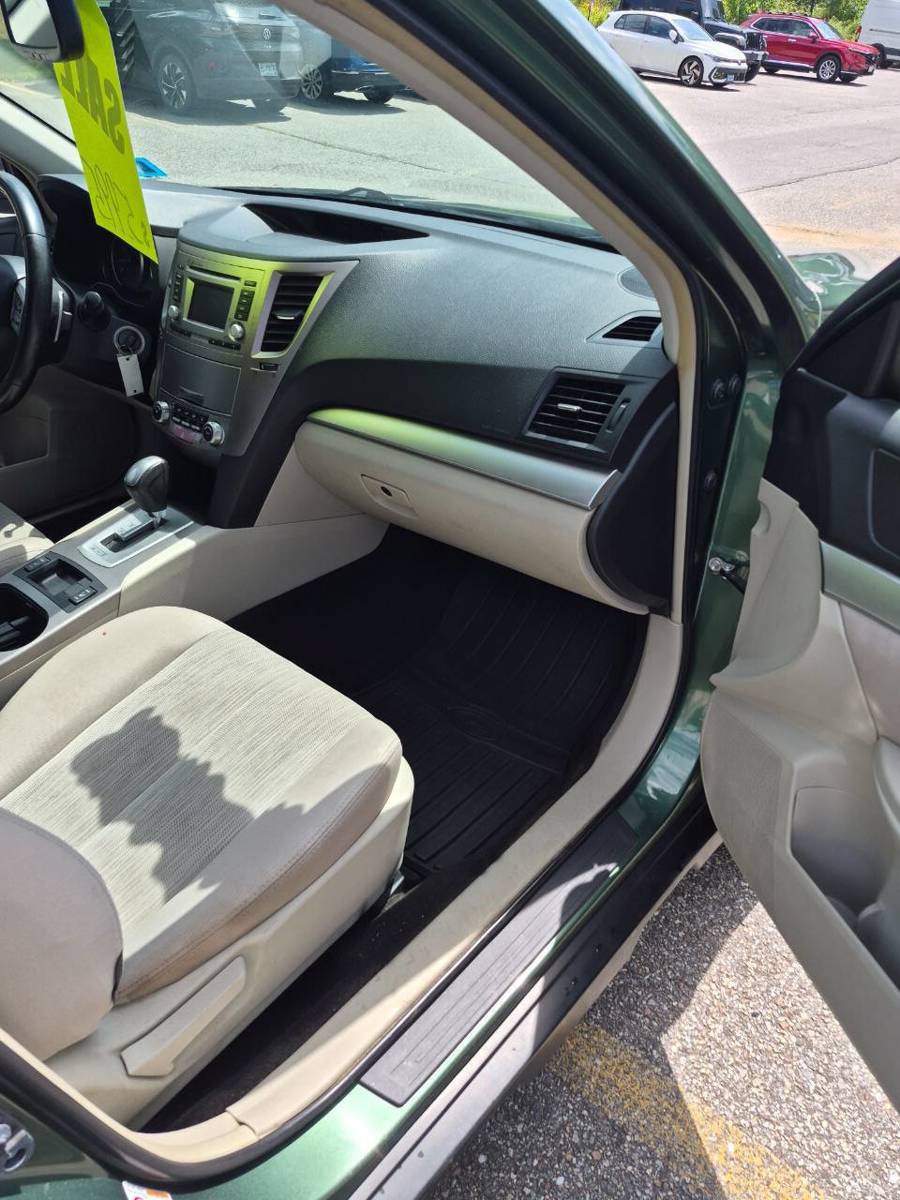 Used 2014 Subaru Outback 2.5i Premium w/ Moonroof Package AWD/4WD image 13
