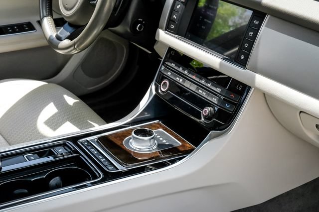 Used 2016 Jaguar XF Prestige RWD image 25