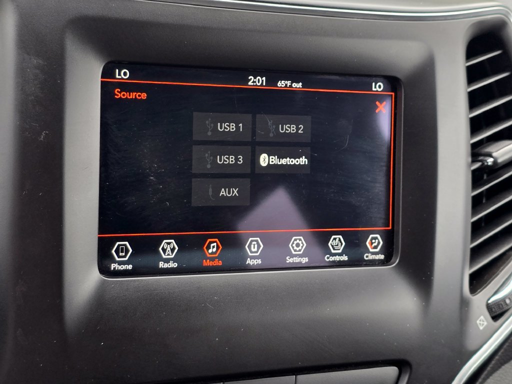 Used 2019 Jeep Cherokee Latitude Plus w/ Comfort/Convenience Group AWD/4WD image 39