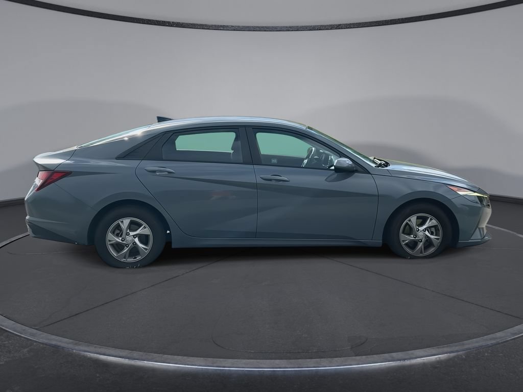 Used 2021 Hyundai Elantra SE FWD image 9