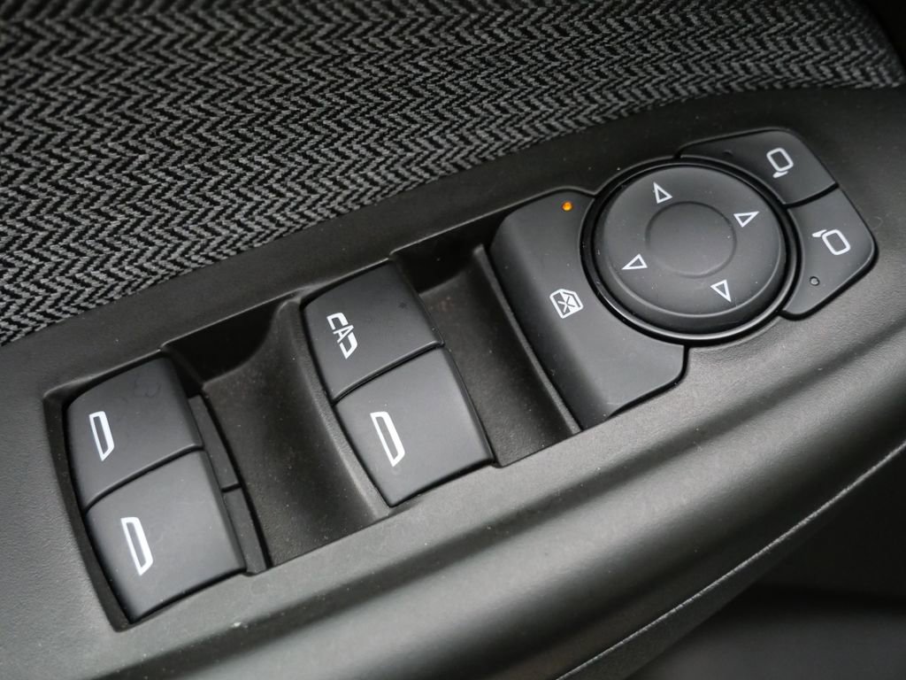 Used 2025 Chevrolet TrailBlazer LT AWD/4WD image 19