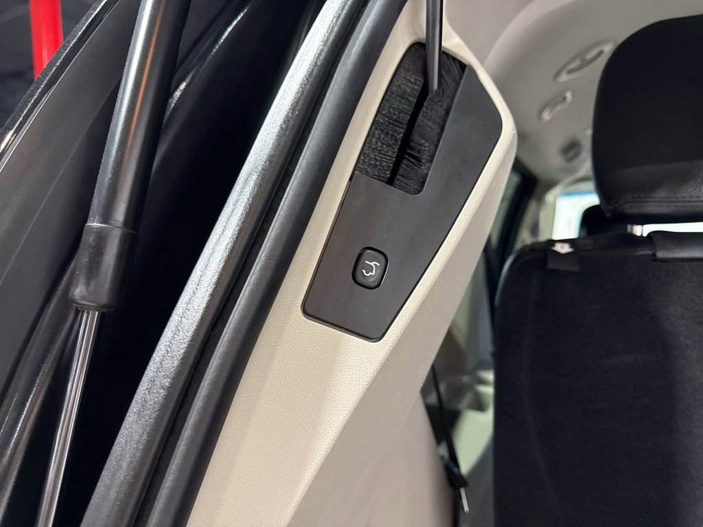 Used 2015 Chrysler Town & Country Touring image 34