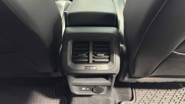 Used 2024 Volkswagen Tiguan SE R-Line image 17