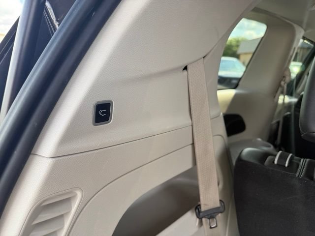 Used 2024 Chrysler Pacifica Touring-L FWD image 11