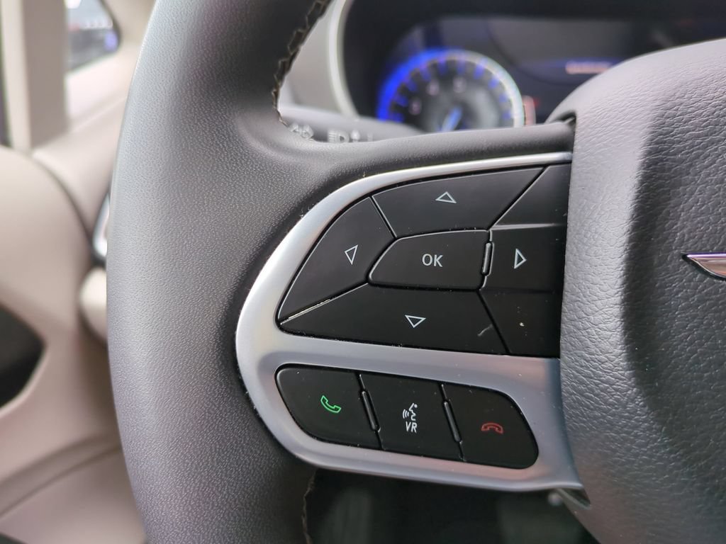 Used 2024 Chrysler Pacifica Touring-L FWD image 26