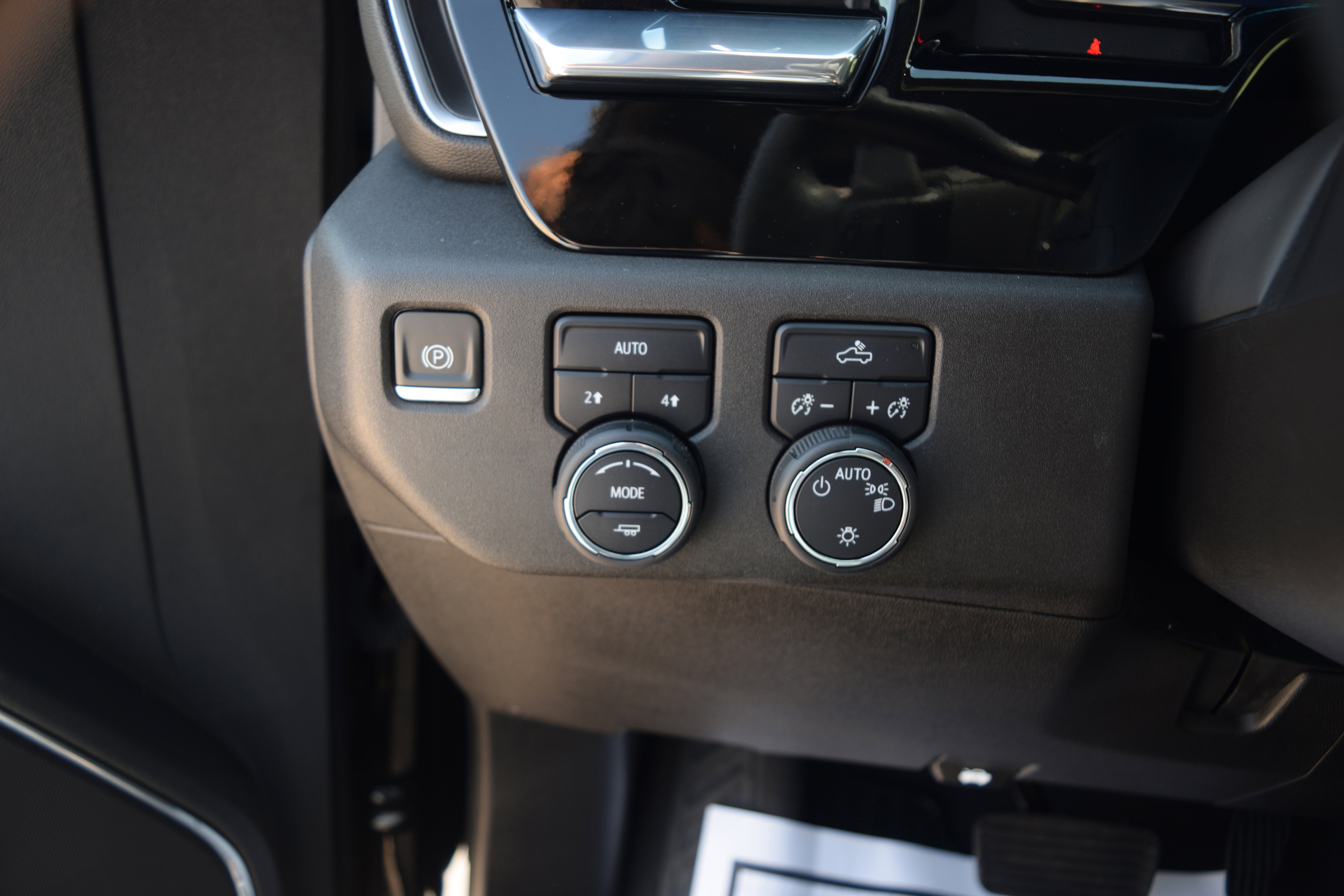 Used 2024 Chevrolet Silverado 1500 LT AWD/4WD image 7