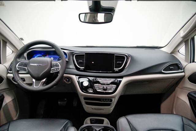 Used 2024 Chrysler Pacifica Touring-L image 27