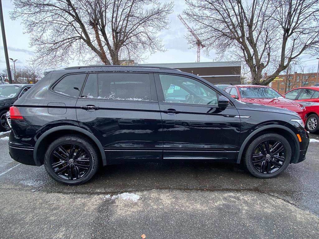Certified 2022 Volkswagen Tiguan SE R-Line image 2