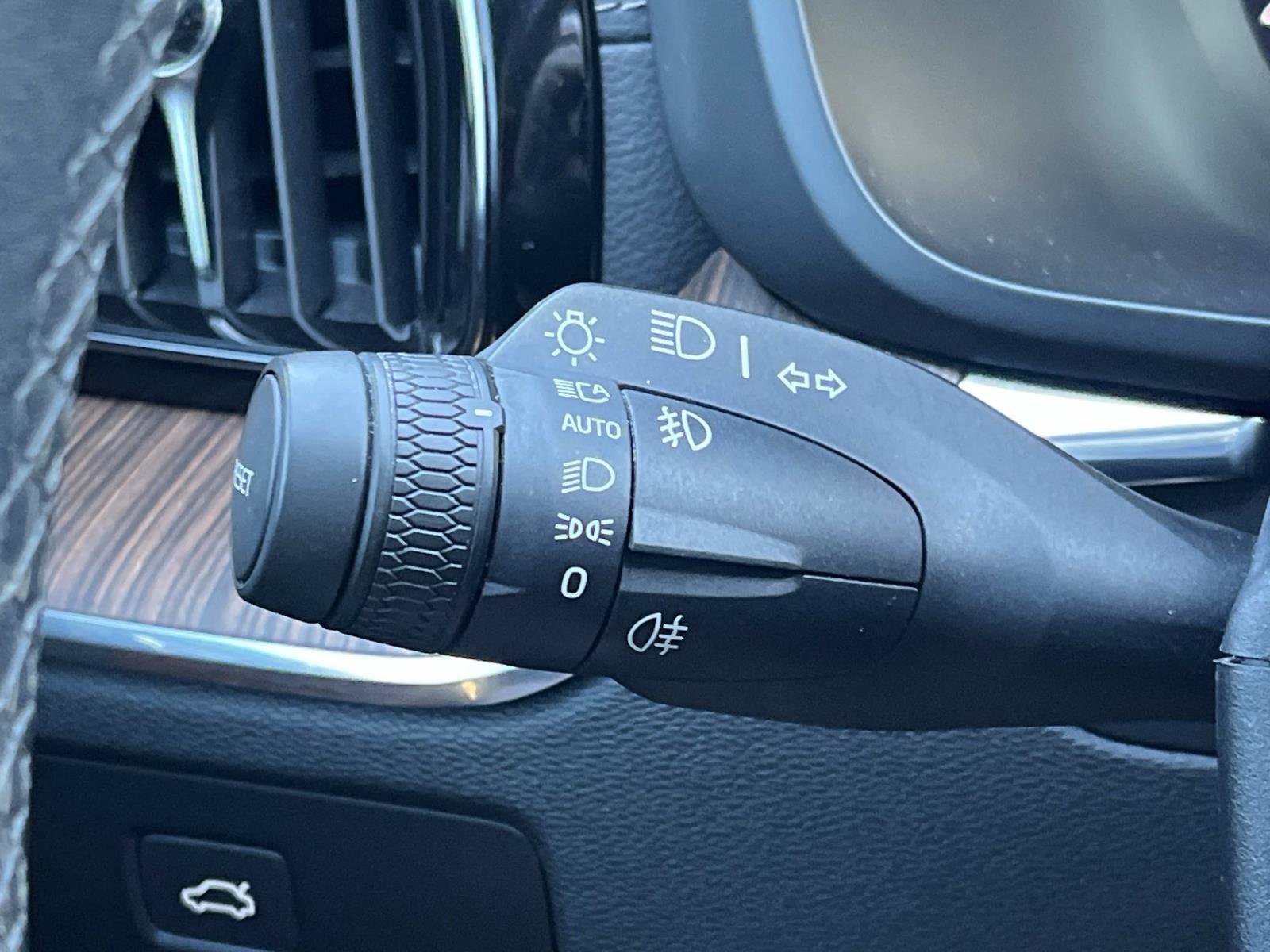 Used 2023 Volvo XC60 B5 Ultimate image 9