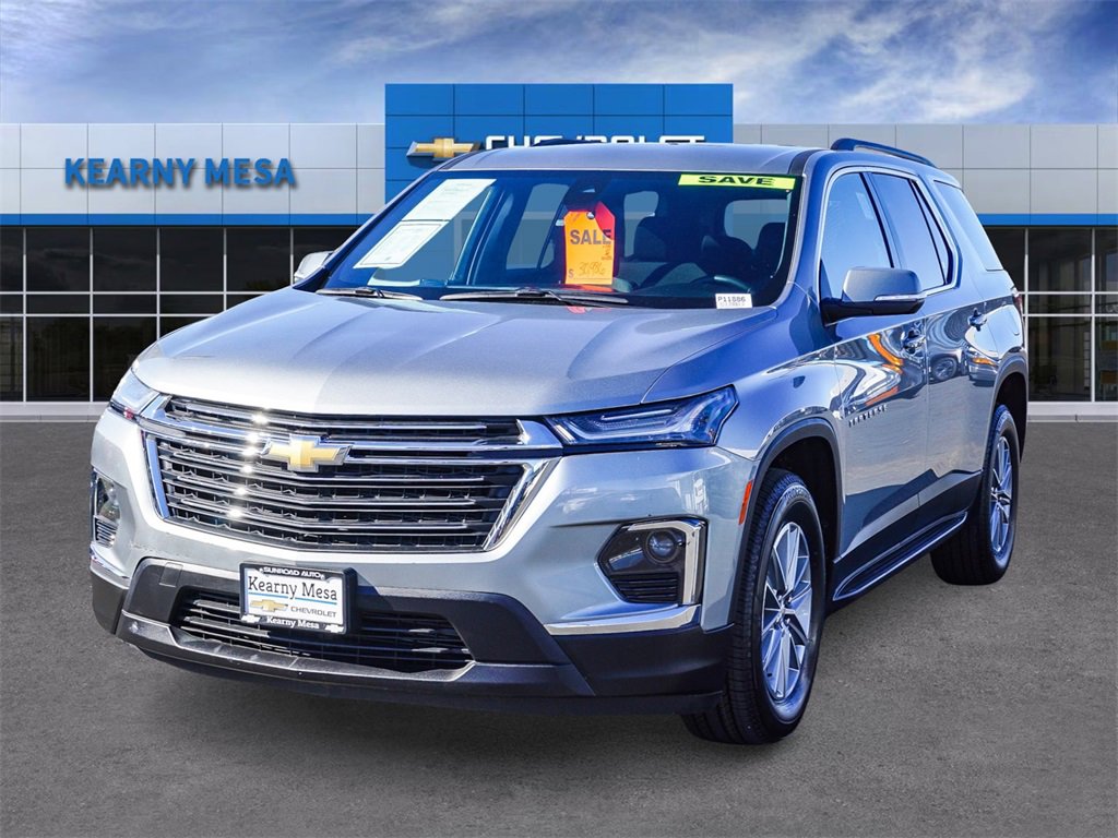 Used 2023 Chevrolet Traverse LT image 3
