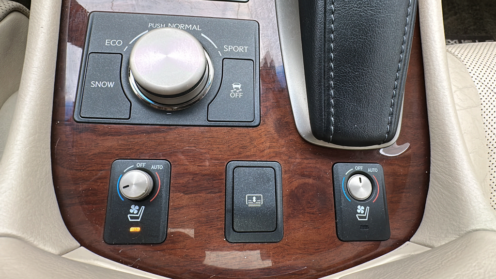 Used 2014 Lexus LS 460 AWD w/ Comfort Package image 18