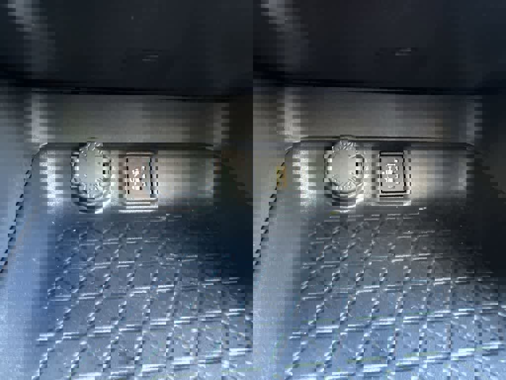 Used 2025 Toyota RAV4 XLE image 17