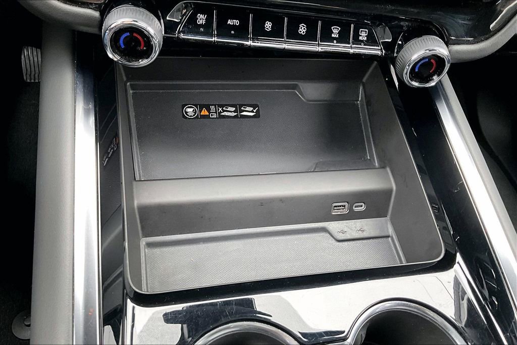 Used 2025 Chevrolet Suburban Premier image 31