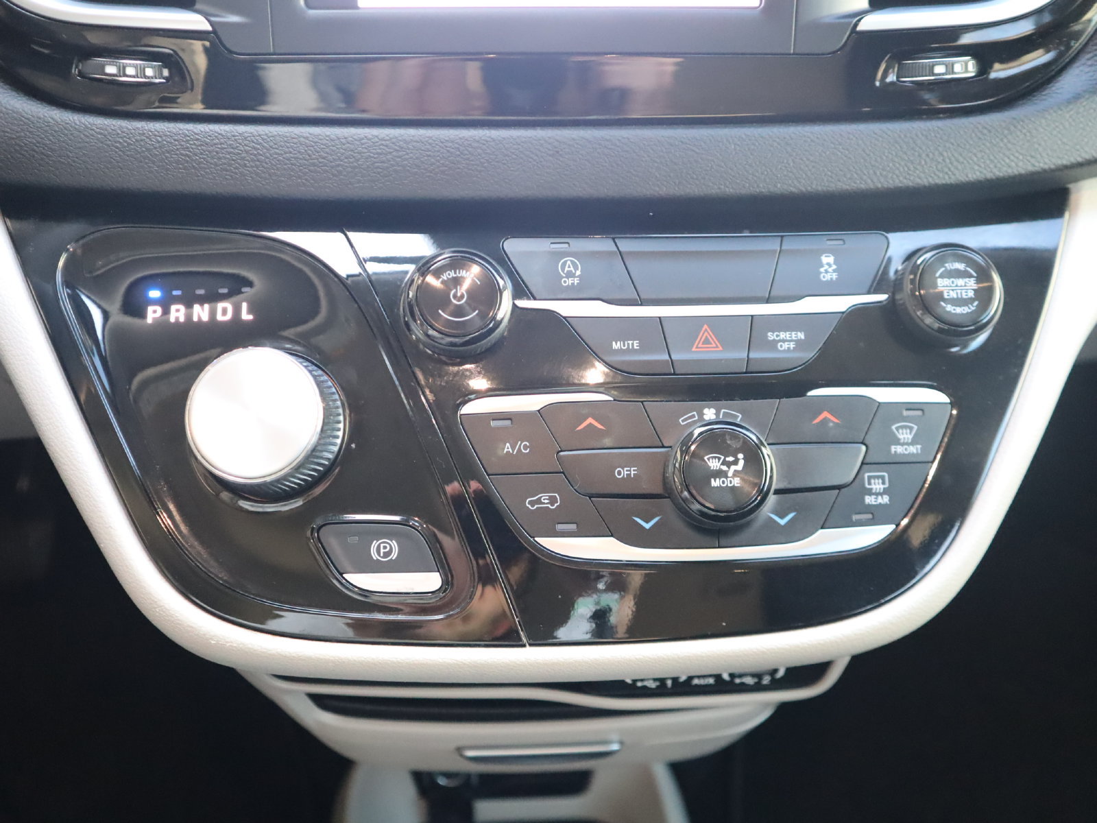 Used 2024 Chrysler Voyager LX FWD image 37