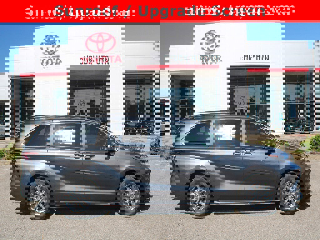 Used 2025 Toyota Sienna LE image 1