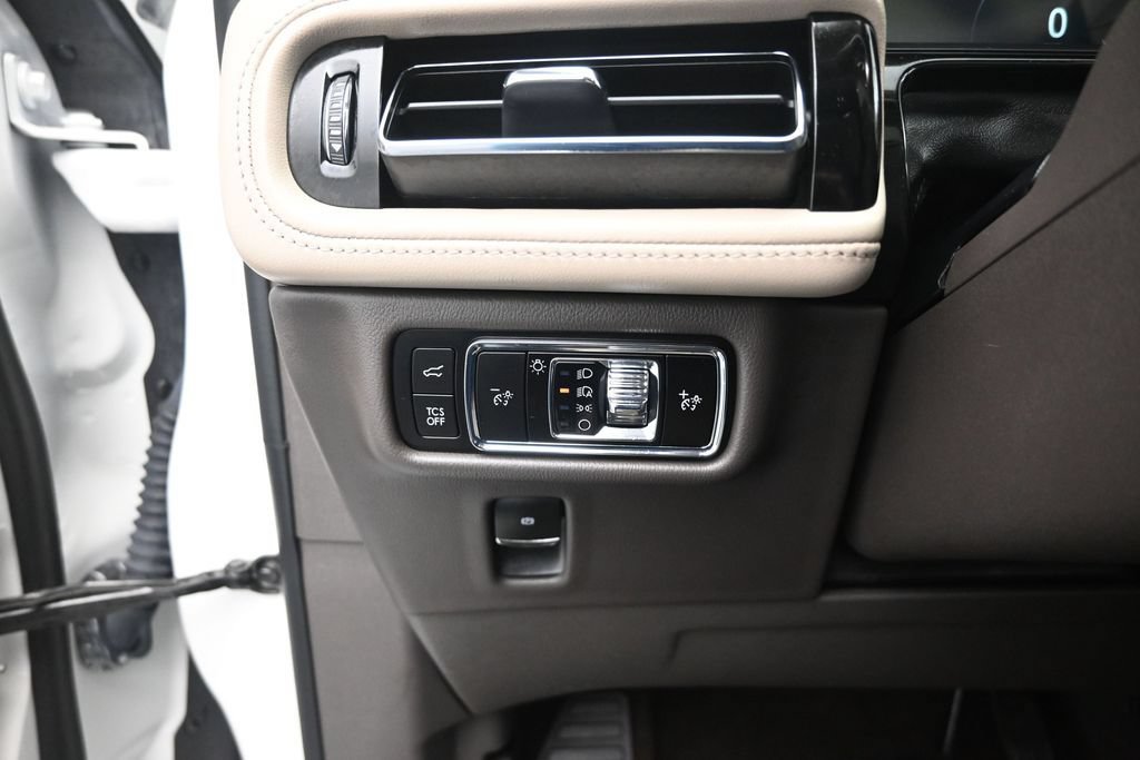 Used 2023 Lincoln Nautilus Reserve w/ Luxury Package AWD/4WD image 12