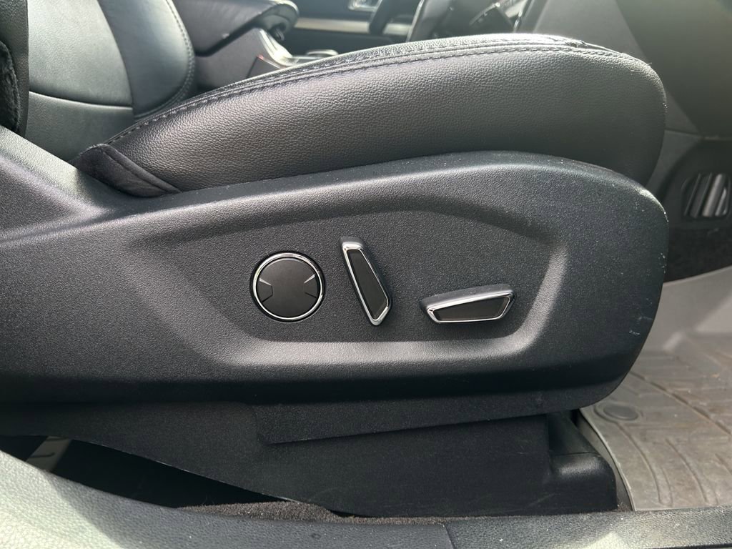 Used 2018 Ford Explorer XLT w/ Equipment Group 202A AWD/4WD image 14