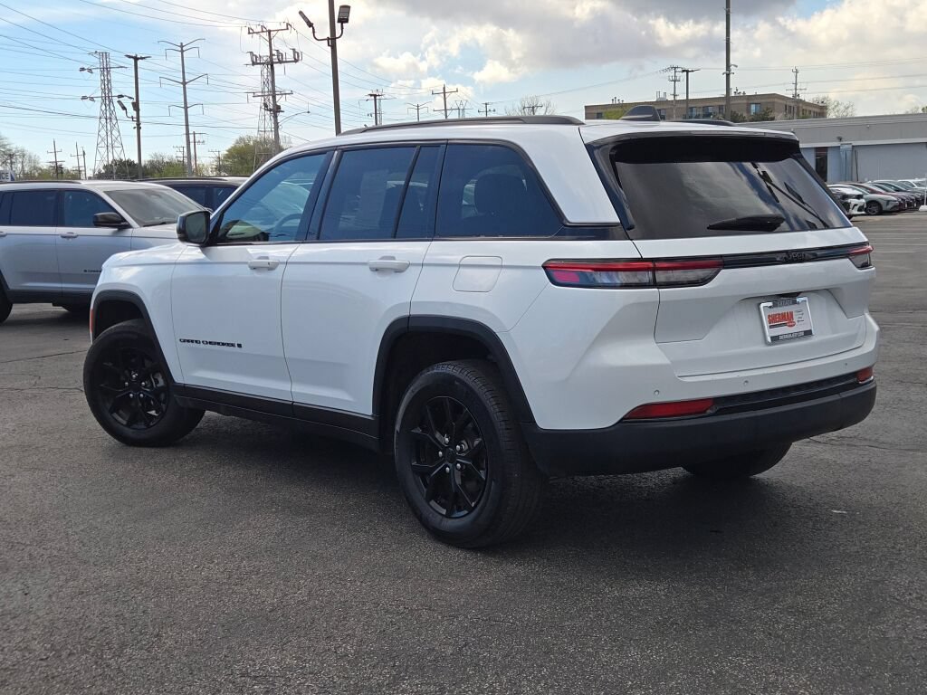 Used 2024 Jeep Grand Cherokee Altitude RWD image 16