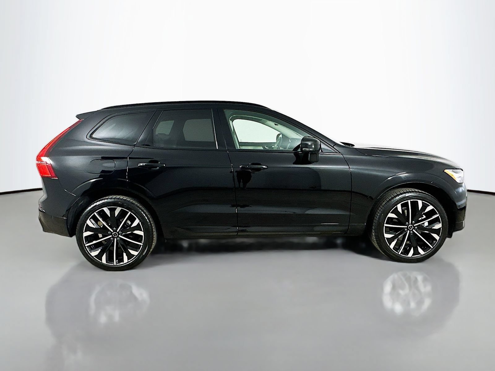 Used 2026 Volvo XC60 B5 Ultra w/ Protection Package Premier AWD/4WD image 4