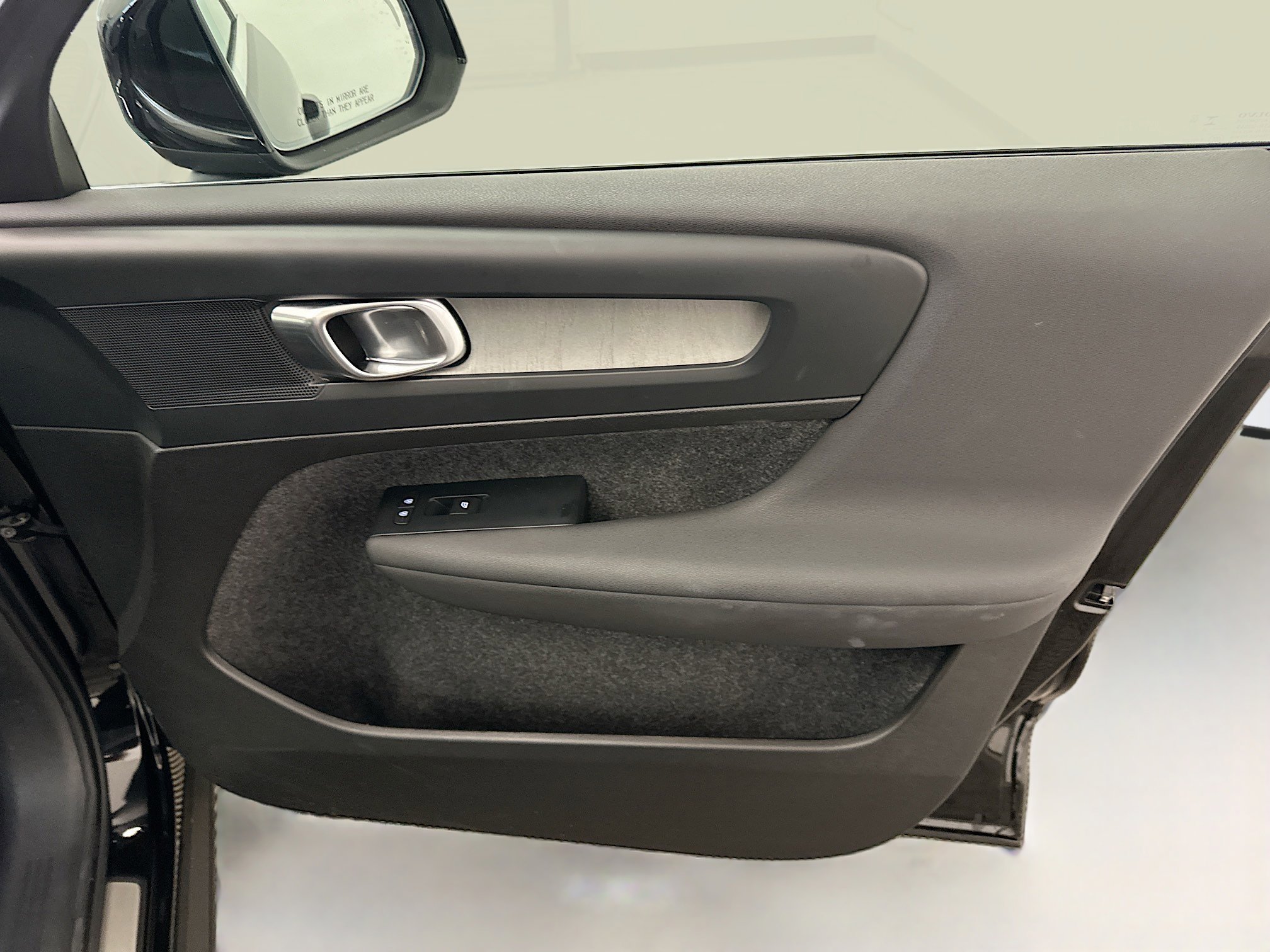 Used 2025 Volvo XC40 B5 Core image 33