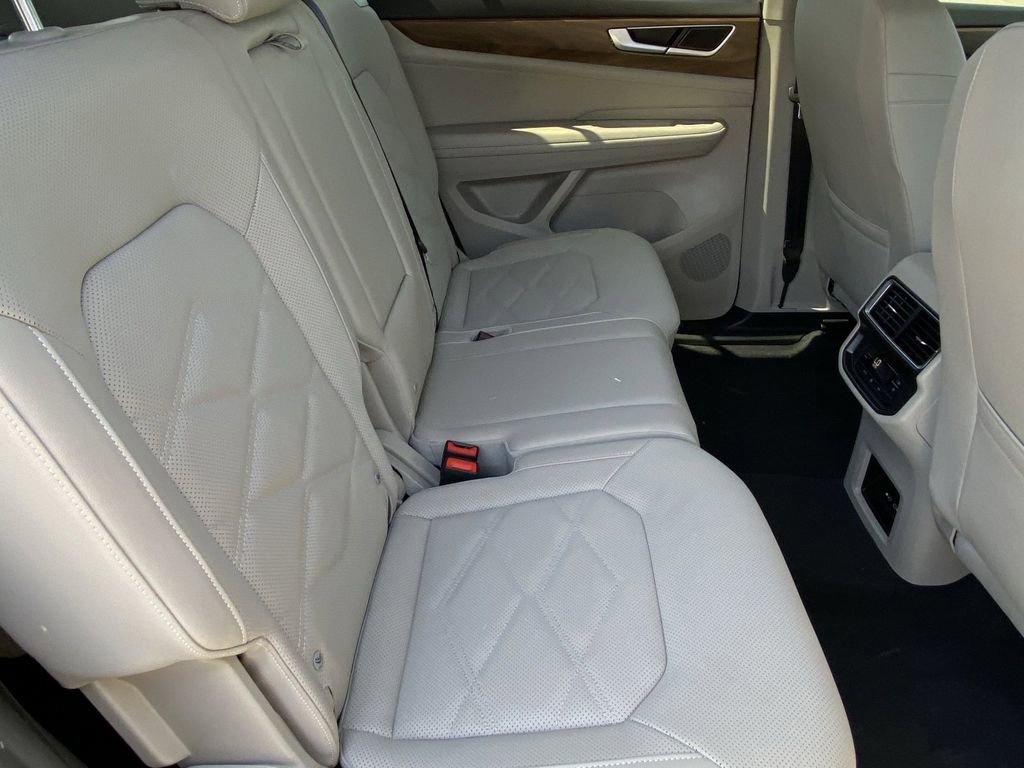 Used 2025 Volkswagen Atlas SE image 18