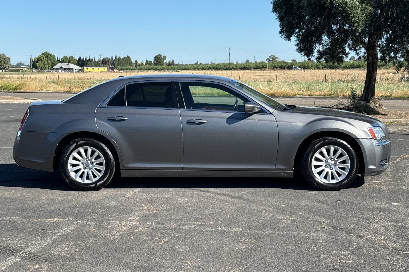 Used 2012 Chrysler 300 RWD image 3