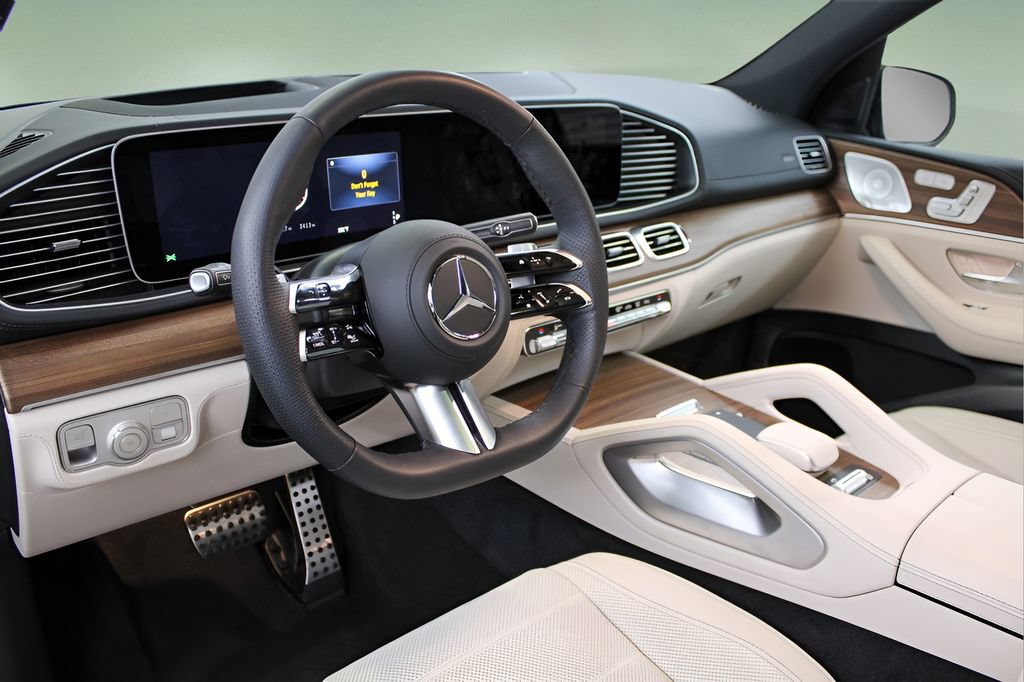 Used 2026 Mercedes-Benz GLS 580 4MATIC image 2