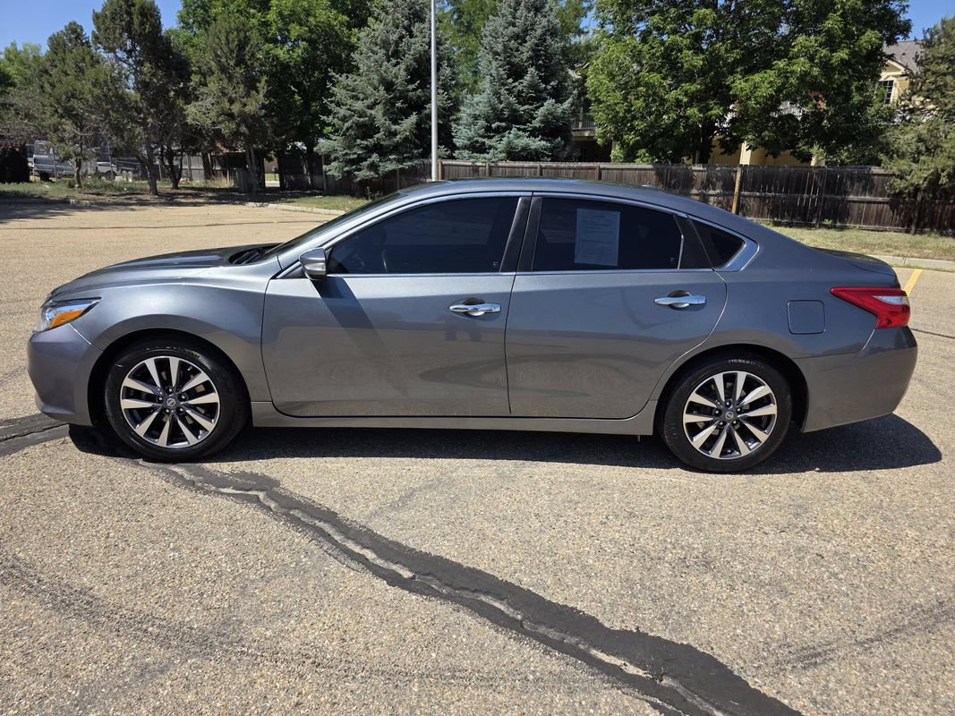 Used 2017 Nissan Altima 2.5 SL w/ Moonroof Package FWD image 2