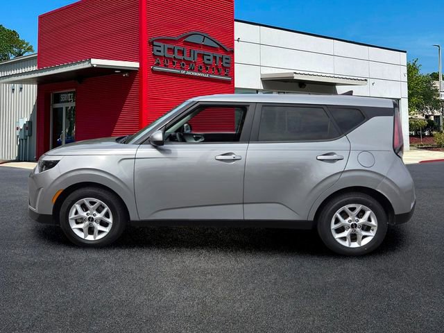 Used 2023 Kia Soul S image 2