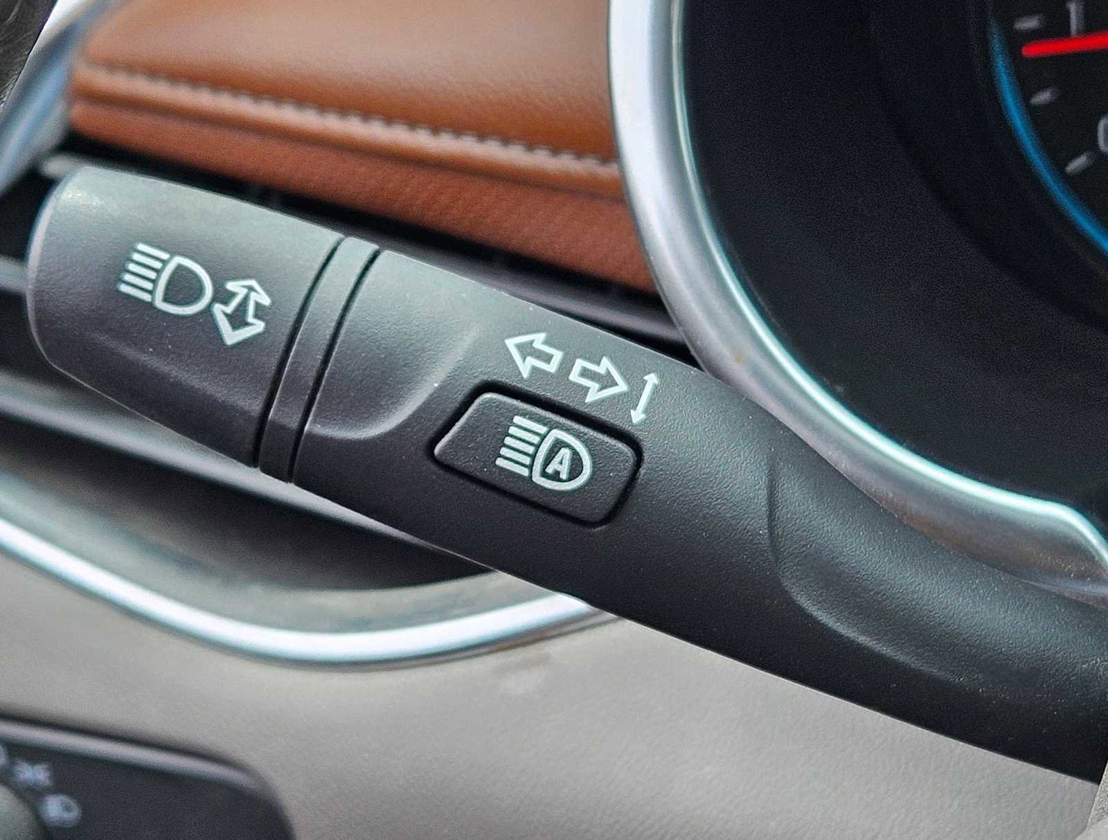 Used 2018 Chevrolet Malibu Premier w/ Driver Confidence Package FWD image 17