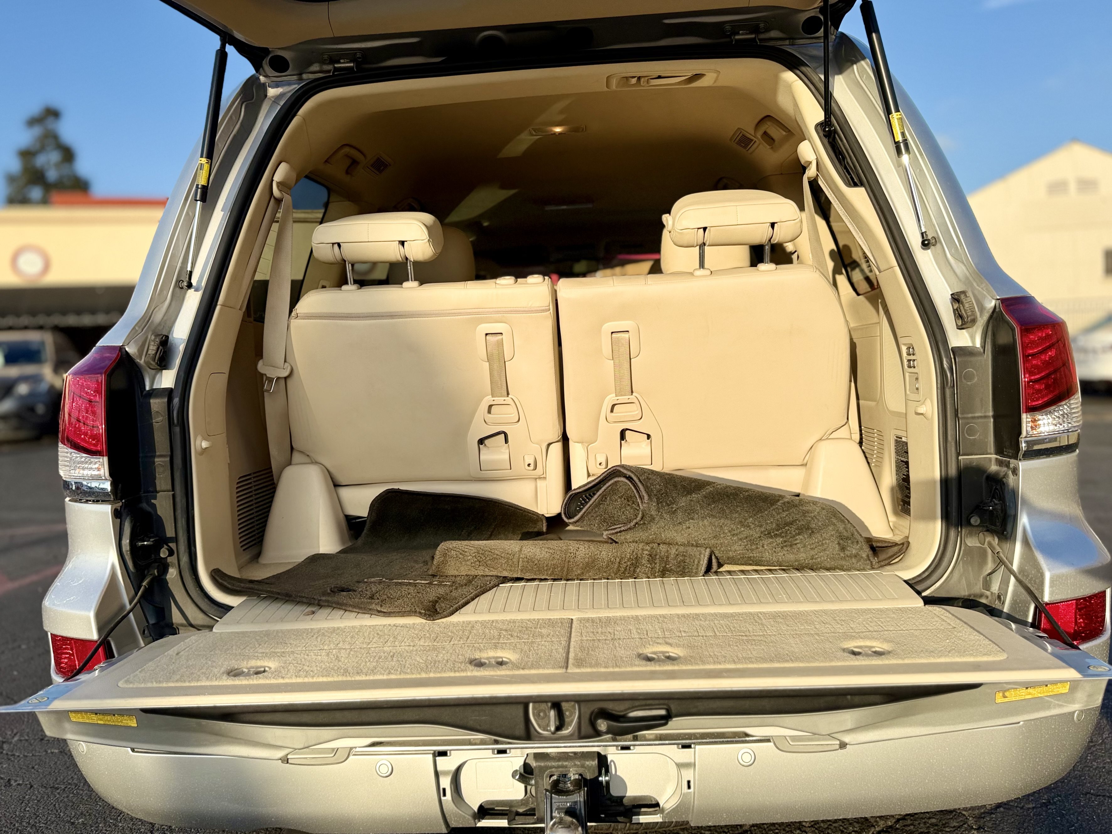 Used 2013 Lexus LX 570 4WD w/ Luxury Pkg image 17