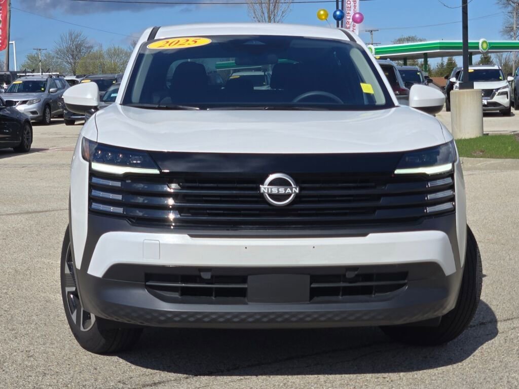 Used 2025 Nissan Kicks SV AWD/4WD image 4