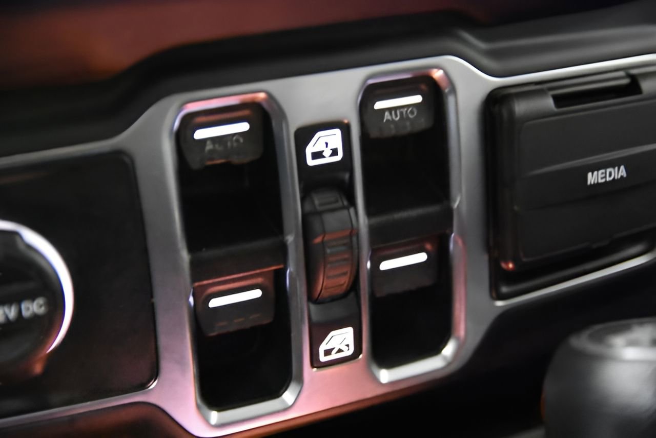 Used 2019 Jeep Wrangler Unlimited Sahara image 29