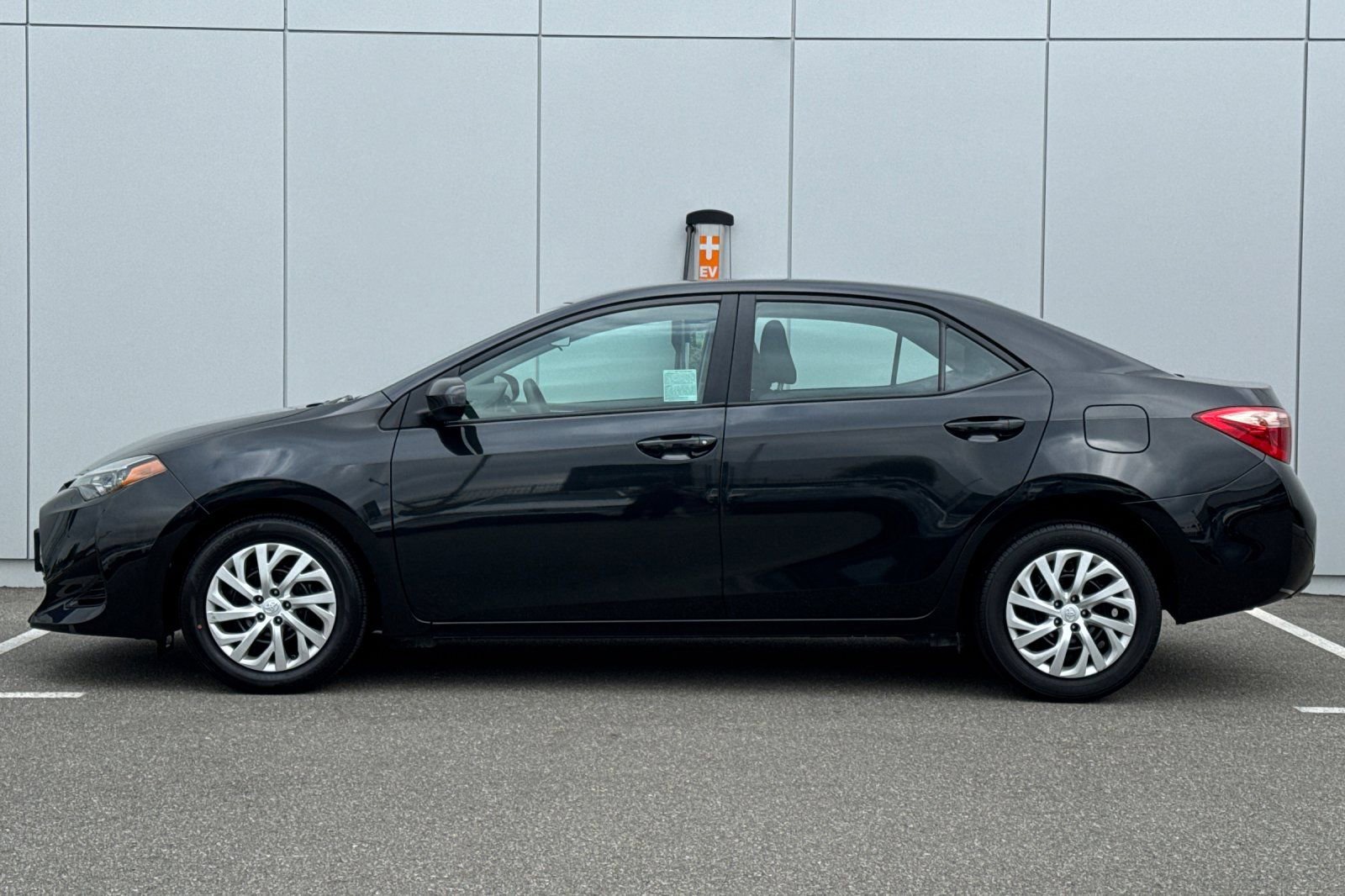 Used 2019 Toyota Corolla LE image 2